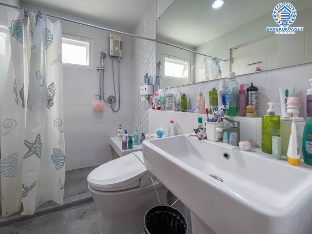 *****บ้านแฝดมือสอง โครงการ วิลลาจจิโอ ปิ่นเกล้า-ศาลายา เนื้อที่กว้าง 35 ตร.ว. ฟังก์ชัน 3 ห้องนอน 2 ห้องน้ำ ที่จอดรถ 2 คัน บ้านสภาพสวย ตกแต่งสไตล์โมเดิร์น โครงการตั้งบนทำเลเดินทางสะดวก ใกล้รถไฟฟ้าสายสีแดง "สถานีศาลายา" และทางด่วน "ศรีรัช(วงแหวนรอบนอก)"